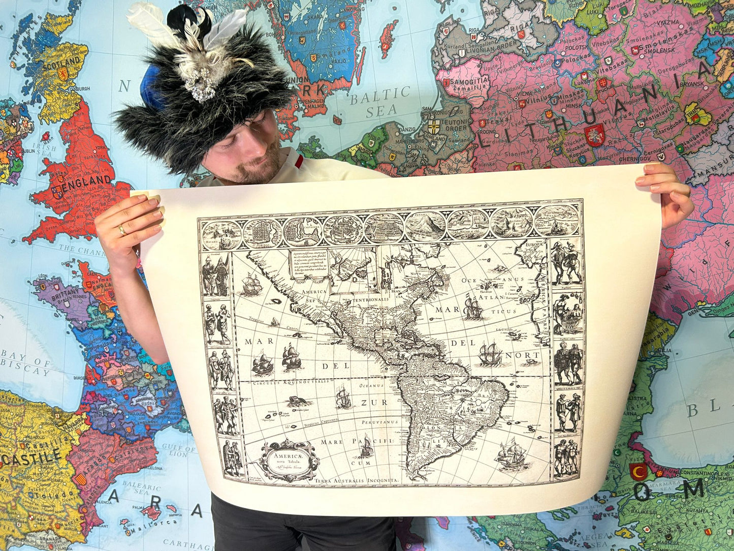 1630 Amerika kaart poster - Americae Nova Tabula met belangrijke steden en culturele kleding
